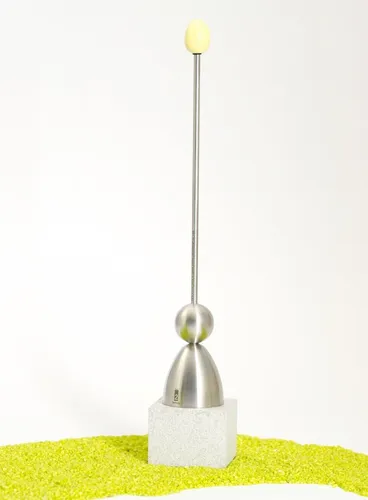 Take2 Clack - Der Eierschalensollbruchstellenverursacher - Eierbecher aus Keramik in Retro Gelb, sorgt für perfekte Eierschalenöffnung ohne Krümel und ist ein echter Hingucker auf jedem Frühstückstisch.