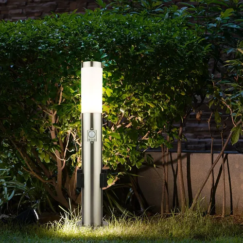 LED Sockelleuchte mit Steckdose und Bewegungsmelder - Edelstahl Gartenstehlampe mit 2 Außensteckdosen und IP44 Schutz, ideal für Sicherheit und Beleuchtung im Außenbereich.