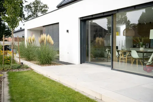 Stufen ELEMENTO HOHLBLOCKSTUFE GRAU 100/35/15 - Robuste Hohlblockstufe in Grau, ideal für Garten- und Landschaftsbau, bietet hohe Stabilität und Langlebigkeit.
