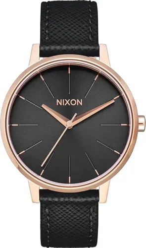 NIXON KENSINGTON LEATHER Uhr rose gold/black - Elegante Armbanduhr in rose gold/black mit 37mm Edelstahlgehäuse. Das gravierte Zifferblatt und das hochwertige Lederarmband machen sie zum stilvollen Begleiter für jeden Anlass.