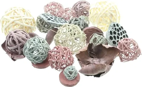 Dekoset Colorful Nature aus Rattan Kugeln und Fruchthülsen - Dekorative Granulate mit gefärbten Rattankugeln und getrockneten Fruchthülsen in harmonischen Farben. Perfekt zum vielseitigen Dekorieren und für eine stilvolle Tisch- oder Vasenfüllung.