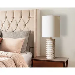 SalesFever Tischleuchte | Marmor & Leinen | Beige 65 cm - Klassische Tischleuchten mit edlem Marmorstandfuß und elfenbeinfarbenem Leinenschirm für eine warme Lichtverteilung. Ideal für eine stilvolle und gemütliche Atmosphäre in jedem Raum.