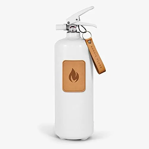 Nordic Flame Feuerlöscher 2 kg Weiß mit Leder Emblem - Eleganter 2 kg Feuerlöscher in Weiß mit Echtleder Emblem. Höchste Löschklasse 13A 89B C, ideal für Zuhause - ein sicheres und stilvolles Designelement.