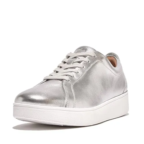Fitflop Sneaker 011 Silver - Klassische Sneaker in Silber, aus hochwertigem Leder mit bequemem Schnürverschluss. Ideal für den Alltag und bietet optimalen Komfort.
