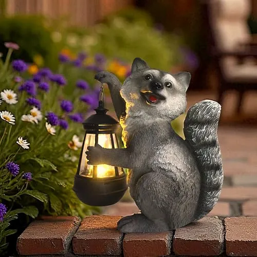 Arnusa Waschbär Solarleuchte mit LED Laterne – Solarlampe Gartenfigur aus Polyresin – warmweißes Licht bei Dämmerung – wetterfeste Deko 21 cm mit austauschbarem Akku