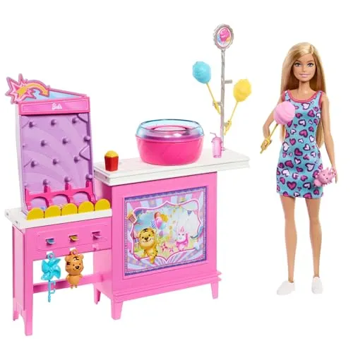 Barbie Mysteries: Beach Detectives – Barbie Malibu Puppe und Spielset - Puppen Spielset mit über 20 Zubehörteilen, inklusive Zuckerwattemaschine und Spielmarken für kreativen Strandspaß.