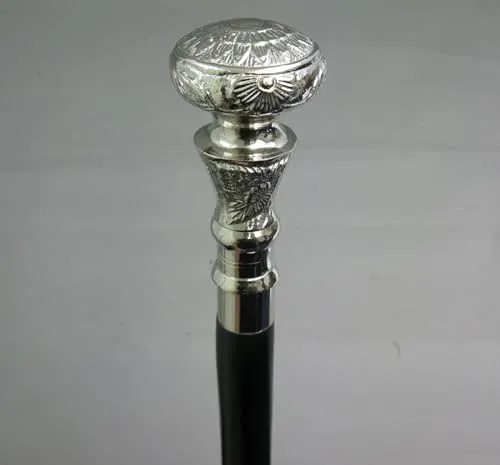 Eleganter Spazierstock mit floral verziertem Knauf - Gehstock aus vernickeltem Eisen und Holz, ideal für Hochzeiten und Kostümpartys. Mit nostalgischem Design und ca. 97 cm Länge, ein stilvolles Accessoire für besondere Anlässe.