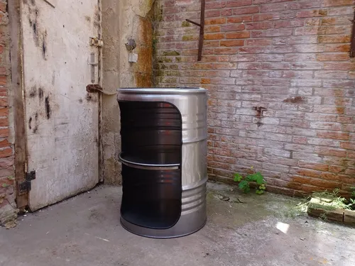 SRM Design Mehrzweckregal Ölfass 210L mit Beleuchtung - Modernes Fassregal für 210 Liter Fässer, ideal als Blickfang im Wohnzimmer oder Partykeller. Mit pflegeleichter Pulverbeschichtung und zwei Lampenfassungen für stimmungsvolle Beleuchtung. Maße: Durchmesser oben 54 cm, Höhe 86 cm.