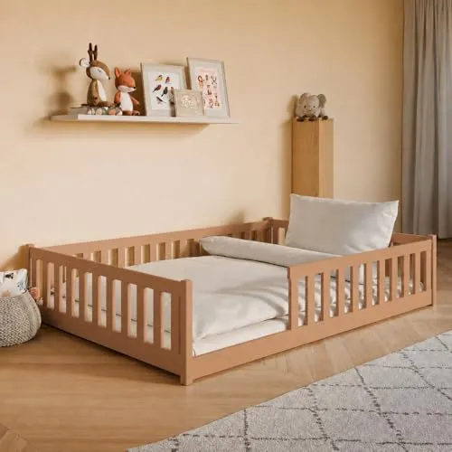 Kinderbett Bodenbett 140x200 cm mit Rausfallschutz | Zimt - Braun - Stilvolles Bodenbett für Kinder mit Rausfallschutz und Lattenrost. Fördert Selbstständigkeit durch niedrige Einstiegshöhe und bietet ein sicheres Schlafumfeld. Robustes Kiefernholz sorgt für Langlebigkeit und Sicherheit.