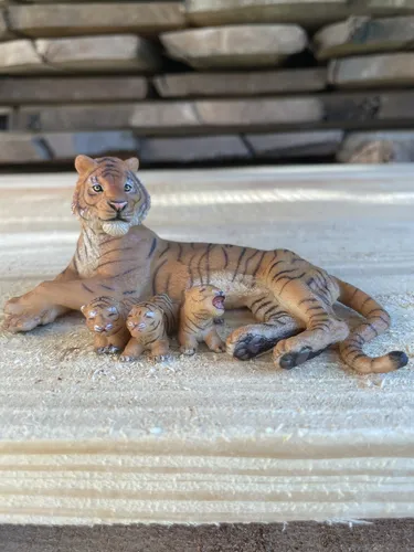 Papo Tiger Figur Hembra - Liegende Tigerin mit Jungen, handbemalt und ideal für kreatives Spielen und Sammeln