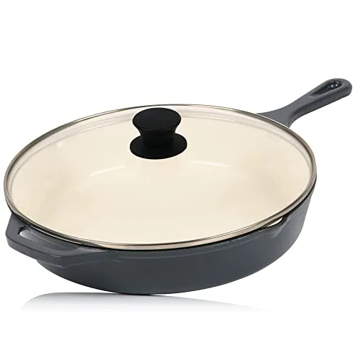 Mahlzeit Gusseisenpfanne mit Deckel emailliert | Ø 29,5 cm | Blue Berry - Pfanne für vielseitige Nutzung, ideal zum Braten, Schmoren und Kochen. Mit zwei Ausgießern für einfaches Portionieren und thermoresistent für alle Herdarten.