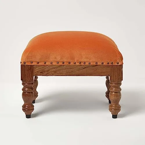 Homescapes Fußhocker Mable – Rechteckiger Samthocker in Orange - Eleganter Fußhocker aus schimmerndem Baumwollsamt mit massiven Holzbeinen. Ideal für kleine Räume, bequem und vielseitig einsetzbar – auch als zusätzliche Sitzgelegenheit.