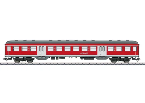 Märklin 43806 H0 Personenwagen Rotling 2.Kl. der DB AG - Modelleisenbahn: Detaillierter 2. Klasse Personenwagen in verkehrsroter Farbgebung, ideal für den authentischen Nahverkehrszug. Vorbereitet für Innenbeleuchtung und stromführende Kupplungen.