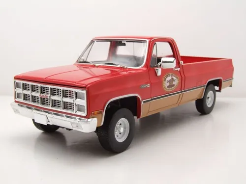 GMC K2500 Sierra Grande Pick Up 1967 - Rot - Detailgetreues 1:18 Modell des GMC K2500 Sierra Grande Pickup Trucks mit öffnenden Hauben und Türen. Ideal für Sammler und Fans klassischer Fahrzeuge.