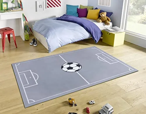 Hanse Home Home Adventures Kinderteppich Fußball - 80x150cm - Moderner Kurzflor Spielteppich für Kinderzimmer, ideal für Fußballfans! Strapazierfähig und pflegeleicht, perfekt für stundenlangen Spielspaß auf jedem Unterboden.