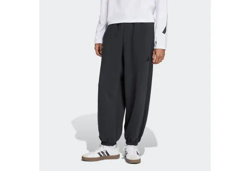 ADIDAS Herren Caprihose Soft Lux - Die adidas Caprihose Soft Lux vereint lässigen Komfort mit einem minimalistischen Design. Ideal für entspannte Tage oder unterwegs, bietet sie mit seitlichen Reißverschlusstaschen Platz für wichtige Utensilien.
