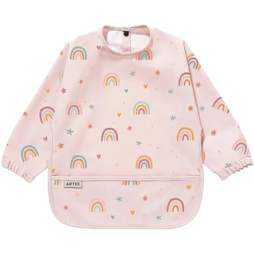 ARTEE Ärmellätzchen Lovely Rainbows - wasserfest & abwischbar - Praktisches Baby-Lätzchen mit Ärmeln, ideal für sauberes Füttern. Aus 100% recyceltem Polyester, einfach zu reinigen und in plastikfreier Verpackung. Erhältlich in zwei Größen: S (6-18 Monate) und M (12-36 Monate).