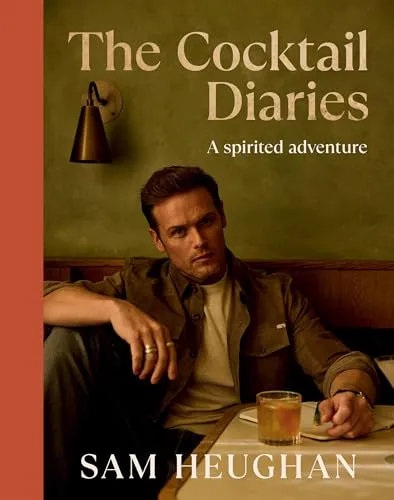 Sam Heughan The Cocktail Diaries (Gebundene Ausgabe) - PRESALE - Bücher: Entdecken Sie die faszinierende Welt der Cocktails mit Sam Heughan in diesem gebundenen Werk voller Rezepte und Geschichten. Ideal für Cocktail-Liebhaber!
