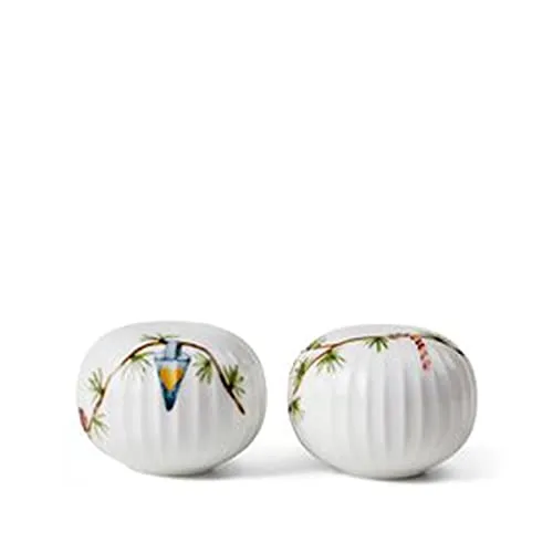Kähler Design - Hammershøi Jul Salz- und Pfefferstreuer - Elegante Salz- und Pfefferstreuer aus hochwertigem Porzellan, entworfen von Hans-Christian Bauer und Rikke Jacobsen. Ideal für stilvolle Tischdekoration und den täglichen Gebrauch.