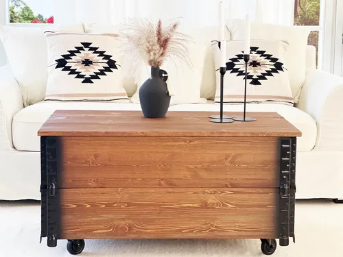 Vintage Couchtisch Truhe aus massivem Holz - Tische & Stehtische, stilvoller Truhentisch mit Stauraum und Rollen, ideal für ein gemütliches Wohnzimmer. FSC-zertifiziertes Holz und fertig montiert.