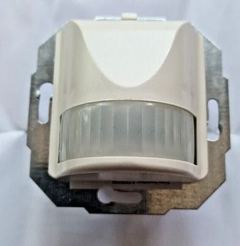 Infrarot-Bewegungsmelder 3-Draht reinweiß,180° , 6m Wirkradius, 6- 1000W