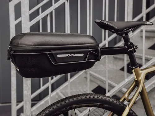 Force Sattel Koffer Hart Schale Crust XL mit Halterung - Robuste Fahrradtasche mit QR-System für Sattelstützen von 27,2 bis 31,6 mm. Ideal für persönliche Gegenstände, mit reflektierenden Elementen für bessere Sichtbarkeit. Maße: 42x29x16 cm, Volumen: 10 l.