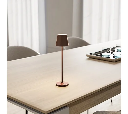 Neona LED Tischleuchte NOVA Rostbraun – Dimmbare Leuchte mit Akku - Die Neona LED Tischleuchte NOVA in Rostbraun ist ein eleganter Lichtspender für drinnen und draußen. Mit dimmbarem warmweißem Licht und 10 Stunden Leuchtdauer ist sie ideal für stimmungsvolle Abende.
