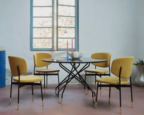 Esszimmer-Set Tischgruppe mit modernem Design - 5-teiliges Set mit rundem Esstisch und 4 eleganten Stühlen, ideal für gemütliche Mahlzeiten. Hergestellt aus robustem Stahl in schickem Schwarz, bietet es Platz für die ganze Familie.