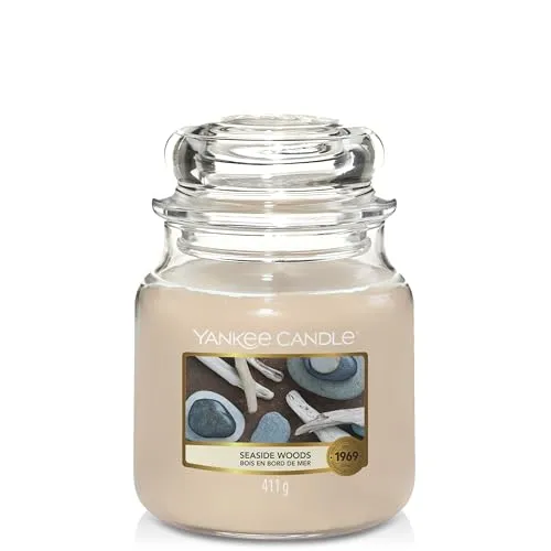 Seaside Woods 411g Kerze - Erlebe den Duft von Treibholz und spritzigen Zitrusnoten, der die Weite des Ozeans einfängt. Ideal für entspannende Abende und eine frische Wohnatmosphäre.