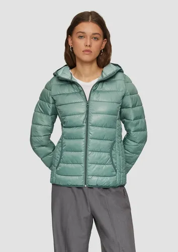 QS Gesteppte Outdoorjacke mit Kapuze in Petrol 6575 - Funktionsjacke für Outdoor-Aktivitäten, wasserabweisend und mit praktischen Eingrifftaschen für zusätzlichen Komfort.