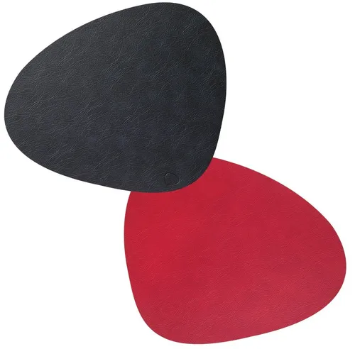 LIND DNA Platzset DOUBLE CLOUD Curve L black/red 37 x 44 cm - Entdecken Sie mit dem wendbaren Tischset in Rot und Schwarz neue Möglichkeiten für Ihren Esstisch. Ideal kombinierbar mit verschiedenen Geschirrarten, vereint es modernes Design und nachhaltige Materialien.