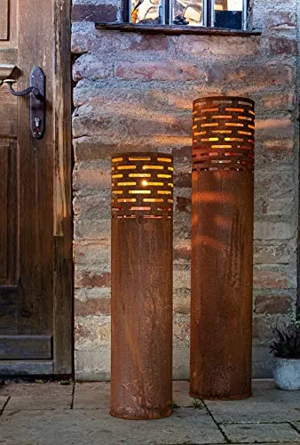 Dekoleidenschaft 2 Windlicht-Säulen aus Metall im Rost Design - Laternen im 2er Set für gemütliches Ambiente, ideal für Garten, Balkon oder Wohnzimmer. Mit herausnehmbaren Glaszylindern für verschiedene Kerzenarten.