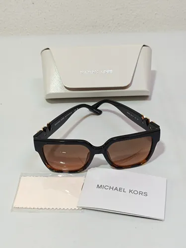 Michael Kors MK2170U KARLIE Damen-Sonnenbrille - Stylische Vollrand Sonnenbrille mit eckigem Design, aus hochwertigem Kunststoff für optimalen Tragekomfort und UV-Schutz.