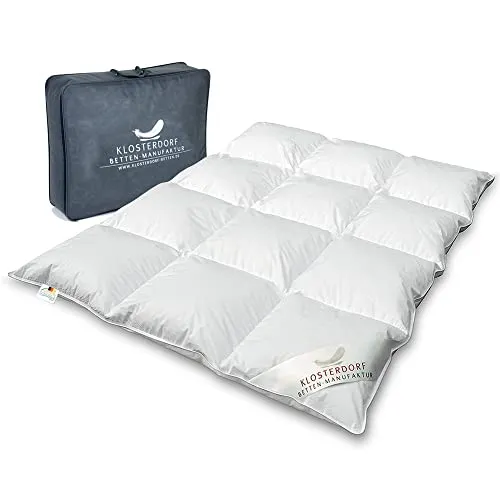 Klosterdorf Bettenmanufaktur Premium Ganzjahresdecke 'wonneproppen' - 100x135 cm - Handgefertigte Ganzjahresdecke aus 100% reiner Gänsedaune, ideal für gemütliche Nächte. Hochwertiger Baumwollbezug, atmungsaktiv und temperaturausgleichend für besten Schlafkomfort.