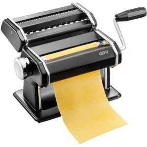 Gefu Nudelmaschine Pasta Perfetta Nero - Manuelle Nudelmaschine aus Kunststoff und Edelstahl, mit 9 Teigstufen für perfekte Lasagne, Tagliatelle und Tagliolini. Robuste Bauweise und benutzerfreundliche Drehkurbel für komfortable Handhabung.
