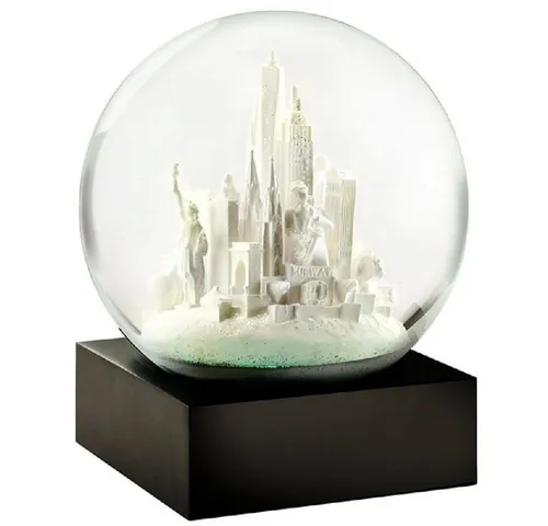 Cool Snow Globes Skulptur Schneekugel NYC Weiß - Wunderschöne Schneekugel mit NYC-Motiv, ideal als dekoratives Highlight oder Geschenk. Bringt winterliche Stimmung in jedes Zuhause.