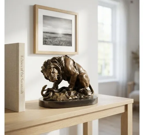 Antikas Premium Bronzefigur Löwe gegen Schlange auf Marmorsockel - Elegante Wanddeko aus patinierter Bronze auf einem stabilen Marmorsockel. Ideal für Kunstliebhaber, die stilvolle Akzente setzen möchten.