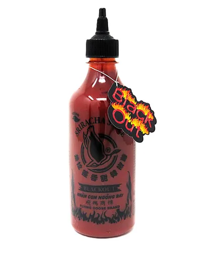 Flying Goose Sriracha Blackout Chilisauce 455ml - Einzigartige Dip-Sauce mit intensiver Schärfe, ideal für Grillpartys und als würzige Ergänzung zu Snacks.
