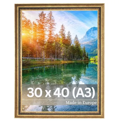 VictoR Bilderrahmen Boho 3er Set Gold 30x40 cm - Vintage Deko für Ihr Zuhause - Verleihen Sie Ihrem Wohnraum mit dem VictoR Boho Bilderrahmen Set einen Hauch von Eleganz. Robuster Kunststoff mit bruchsicherem Acrylglas für perfekte Sicht. Ideal für Hoch- oder Querformat. Qualität aus Europa.
