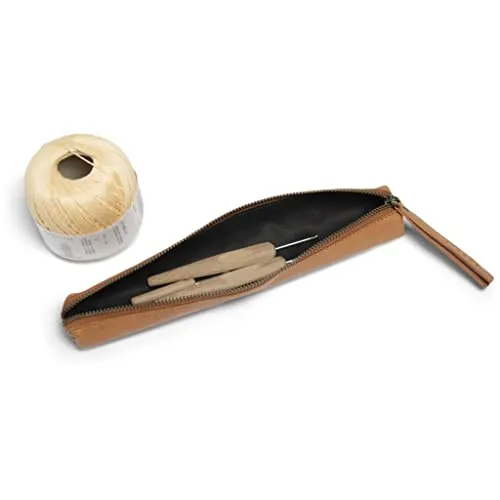 muud Hee XL handgefertigtes Federmäppchen/Häkelmäppchen aus Leder Whisky