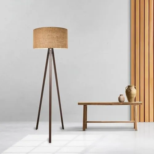 lux.pro Stehlampe Newport 1-flammig - Standleuchte für innen mit 140 cm Höhe und dreibeiniger MDF-Konstruktion, die Stabilität und Atelier-Charme vereint. Der Stoffschirm sorgt für sanfte Lichtverteilung und wohnliche Wärme.