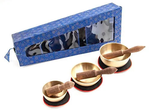 Klangschale mit Zubehör 3er Set in Geschenkbox - Klangschalen-Set aus Nepal mit 3 handgemachten Schalen, Unterlagen und Stäben, ideal für Entspannung und Meditation, stilvoll verpackt in Geschenkbox.