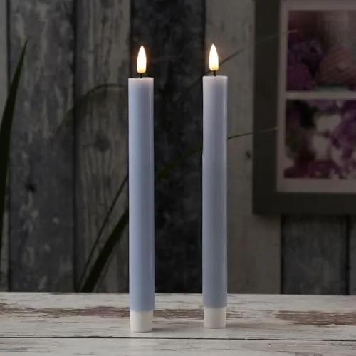Deluxe Homeart LED-Kerze Mia - 2er Set Echtwachs Stabkerzen H: 24cm in Hellblau - LED-Kerzen aus Echtwachs mit realistischer 3D-Flamme, ideal für romantische Tischdekoration. Bis zu 300 Stunden Leuchtdauer mit Timer und Fernbedienung für einfachen Gebrauch.