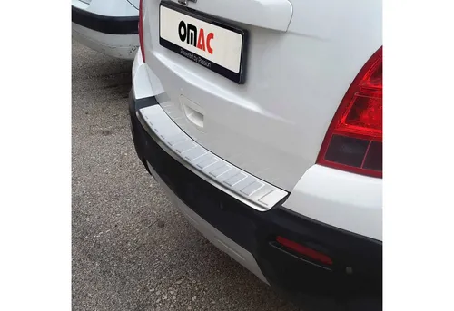 OMAC Ladekantenschutz für OPEL und CHEVROLET K-5217093T - Robuster Ladekantenschutz aus mattem Edelstahl, schützt den Kofferraum effektiv und ist einfach aufzukleben – ideal für Autofahrer.