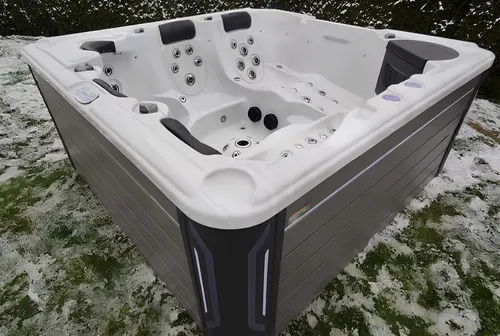 Outdoor-Spa Whirlpool Massagebad 220x220 cm mit LED Beleuchtung - Genießen Sie entspannende Momente in diesem quadratischen Whirlpool mit LED-Beleuchtung. Mit einem Fassungsvermögen von 1200 L und einer kompakten Größe von 220 x 220 cm ist er ideal für den Außenbereich.