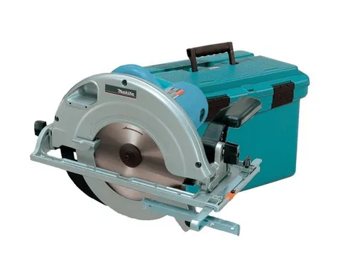Kreissäge Makita 5903RK - Professionelle Kreissäge für präzise Schnitte, ausgestattet mit zwei zusätzlichen Klingen und einem praktischen Führungsschienenadapter für optimale Flexibilität.