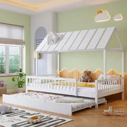 Hausbett mit Rollbett und Kaminleiste, 120x200/190cm, Weiß - Charmantes Hausbett mit Rollbett und Dach, ideal für Kinder und Jugendliche. Die 3-seitige Gitterkonstruktion sorgt für Sicherheit, während das zusätzliche Rollbett flexibel Platz für Gäste bietet. Hergestellt aus hochwertigem Kiefer und MDF.