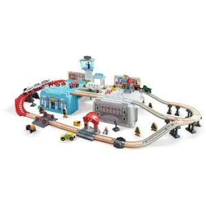Hape Spielzeugeisenbahn E3773 Großstadtlandschaft - Züge & Straßenbahnen, umfangreiches 80-teiliges Set mit batteriebetriebener Lok und Flughafen für kreative Spielmöglichkeiten, ideal für Kinder ab 3 Jahren.