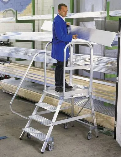 MUNK Podestleiter 50107 fahrbar alu 7 Stufen, H: 268,0 cm - Leitern - sichere und stabile Aluminium Podestleiter mit 7 Stufen, ideal für Arbeiten in Höhen bis 3,7 m, mit selbstarretierenden Lenkrollen für Mobilität und 15 Jahre Garantie.