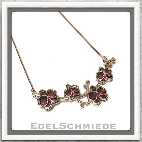 Edelschmiede925 Collier 925 Silber rosé mit Granat Blüten 42 cm - Elegantes Halsketten-Design aus hochwertigem 925 Sterlingsilber. Die roséfarbene Oberfläche und die filigranen Blüten verleihen jedem Outfit einen Hauch von Glamour.